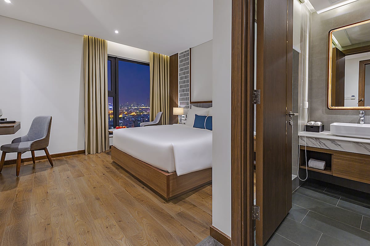 华丽客房, 城市景观 | 迷你吧、客房内保险箱、办公桌、笔记本电脑工作区