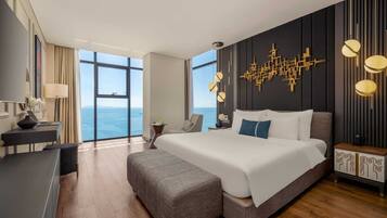 Peninsula Suite | Minibar, in-room safe, desk, laptop workspace