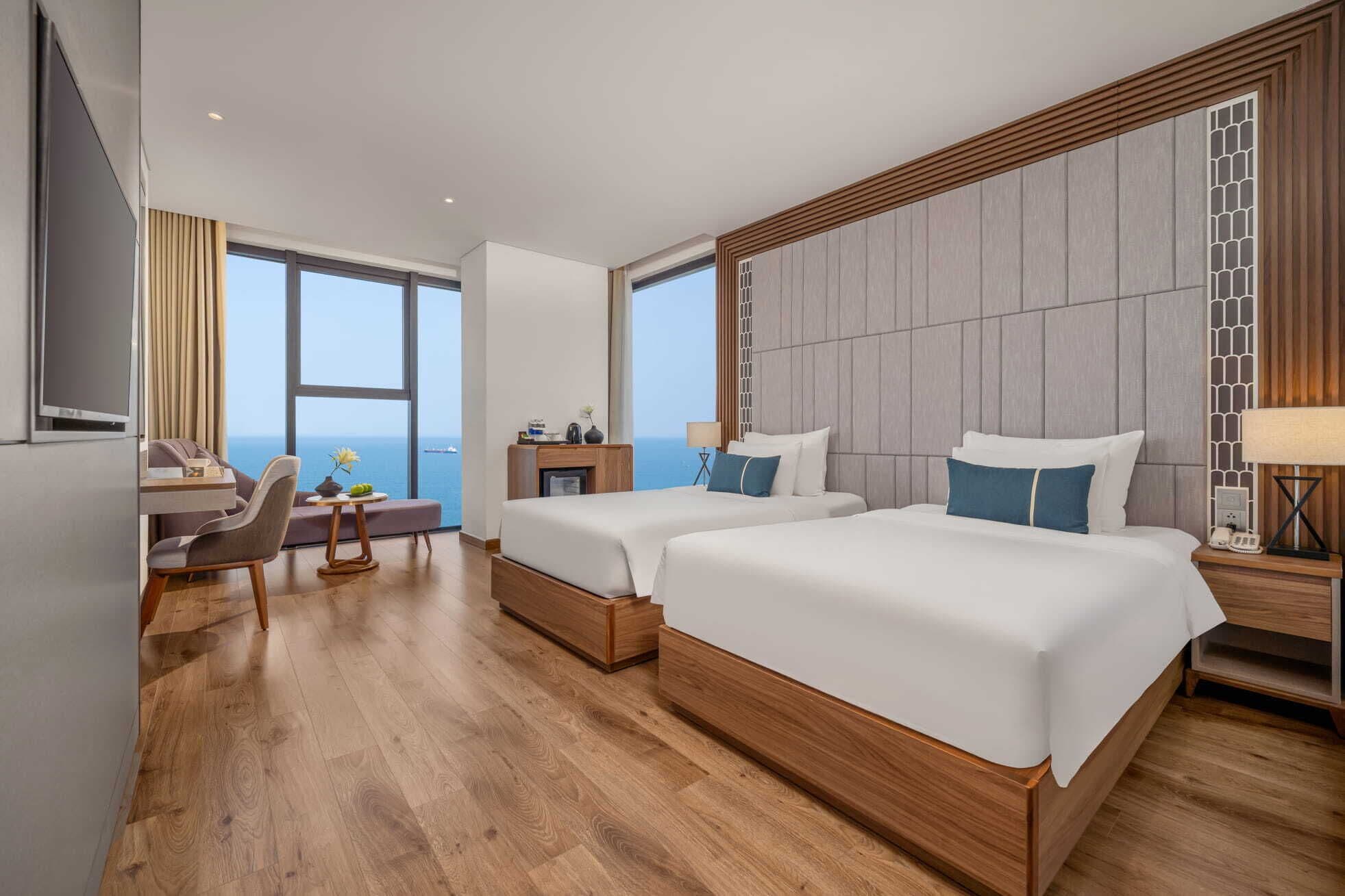 ميني بار وخزنة داخل الغرفة ومكتب ومساحة عمل للكمبيوتر المحمول