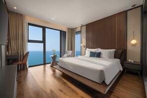 Minibar, caja de seguridad en la habitación y escritorio 