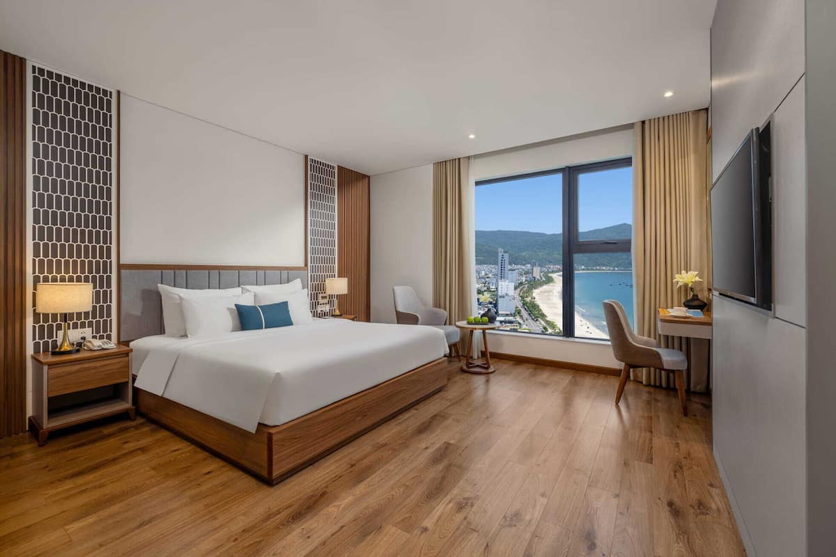 Deluxe-huone, osittainen valtamerinäköala | Minibaari, tallelokero huoneessa, työpöytä