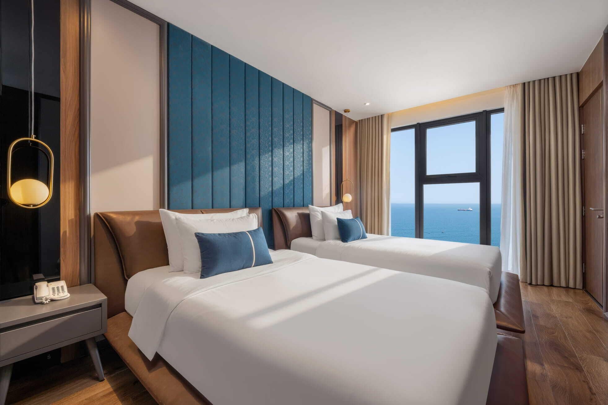 ميني بار وخزنة داخل الغرفة ومكتب ومساحة عمل للكمبيوتر المحمول