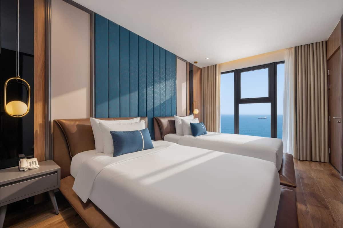 Luksusstudiosviitti | Minibaari, tallelokero huoneessa, työpöytä