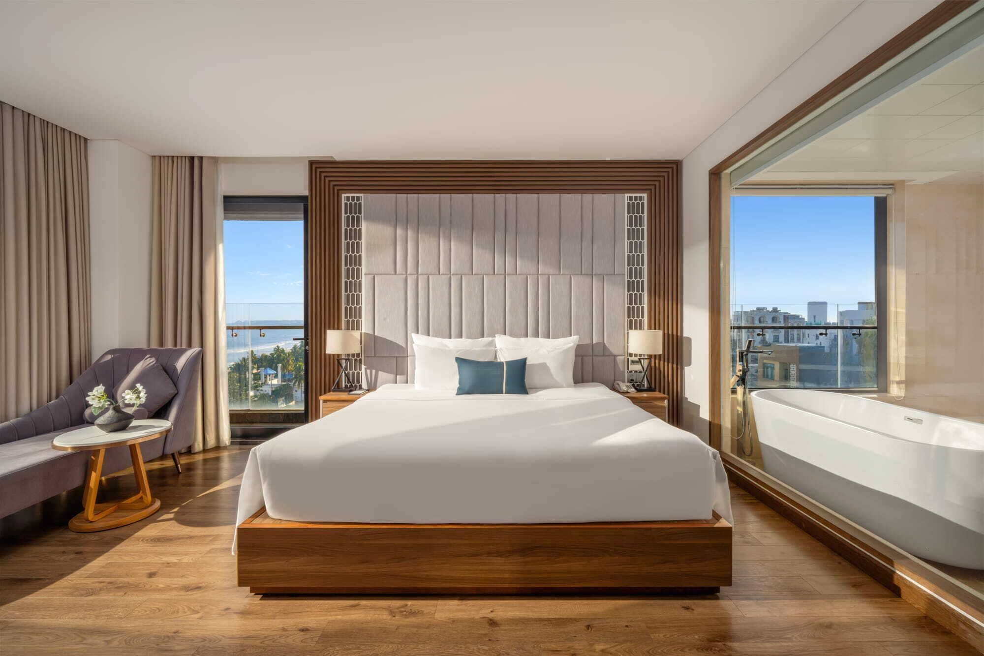 ميني بار وخزنة داخل الغرفة ومكتب ومساحة عمل للكمبيوتر المحمول