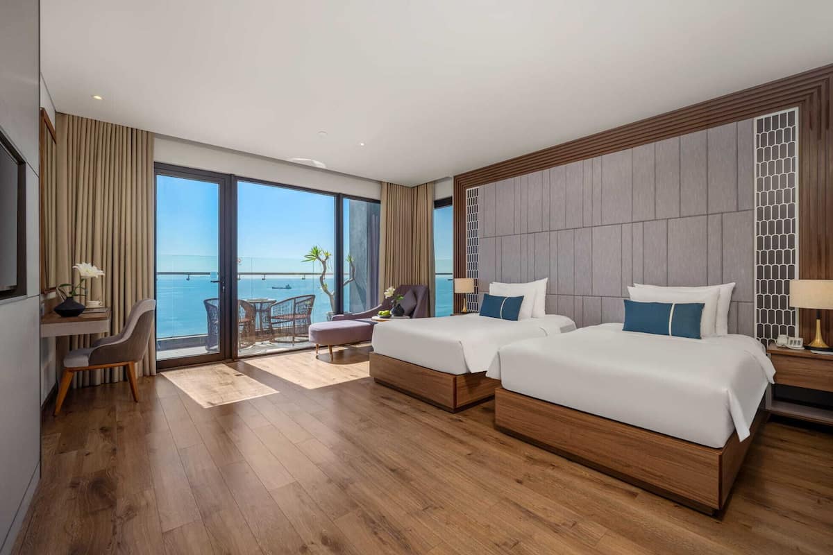 Kahden hengen grand-huone (kaksi sänkyä), valtamerinäköala | Minibaari, tallelokero huoneessa, työpöytä