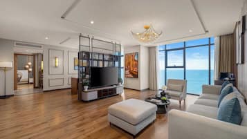 Peninsula Suite | Minibar, in-room safe, desk, laptop workspace