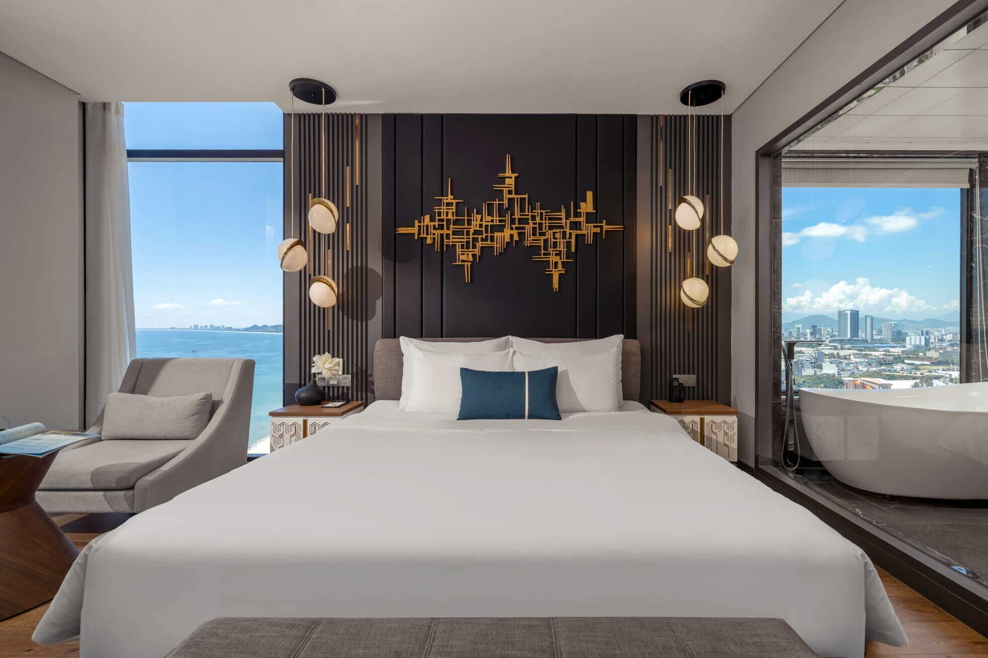 ميني بار وخزنة داخل الغرفة ومكتب ومساحة عمل للكمبيوتر المحمول