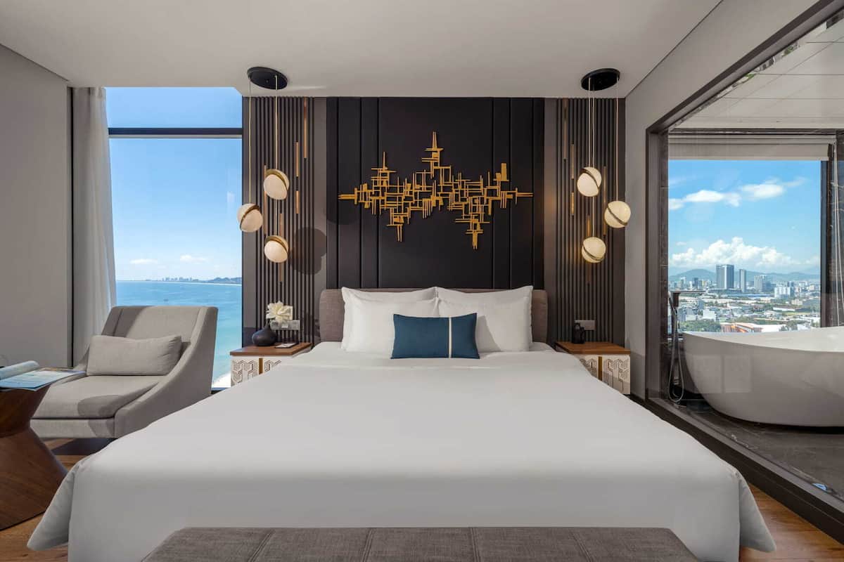 Signature-studiosviitti | Minibaari, tallelokero huoneessa, työpöytä