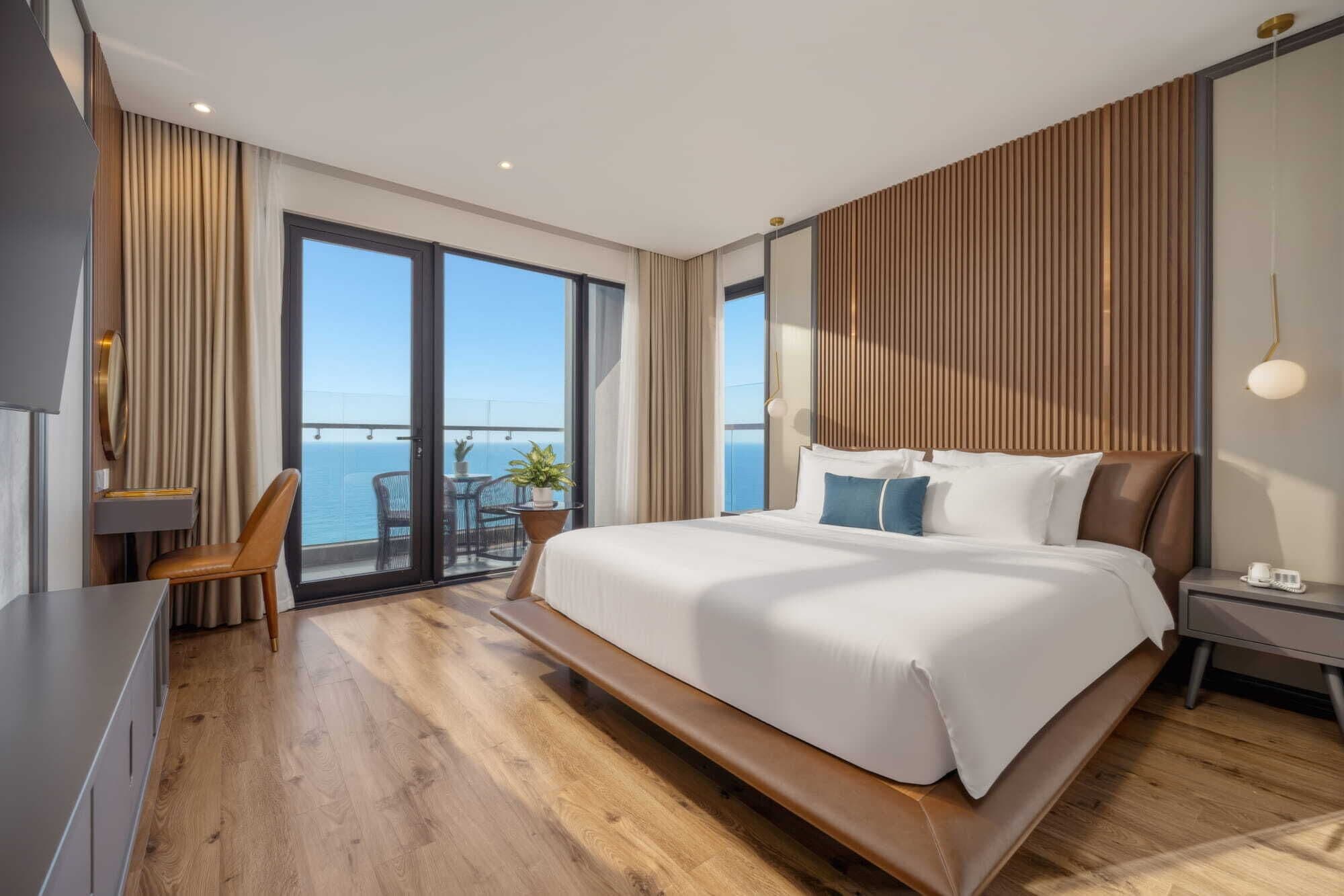 ميني بار وخزنة داخل الغرفة ومكتب ومساحة عمل للكمبيوتر المحمول