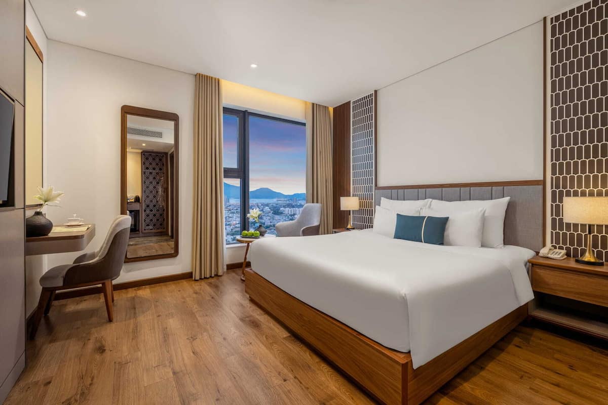 Deluxe-huone, kaupunkinäköala | Minibaari, tallelokero huoneessa, työpöytä