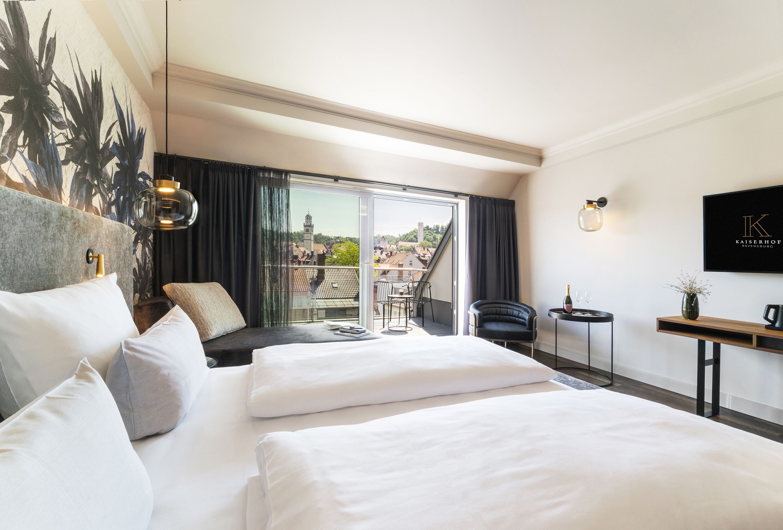 Junior-Suite | Allergikerbettwaren, Minibar, Zimmersafe, individuell dekoriert