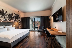 Deluxe Room | Hypo-allergenic bedding, minibar, in-room safe, individually decorated