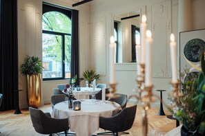 2 restauranter, middag serveres