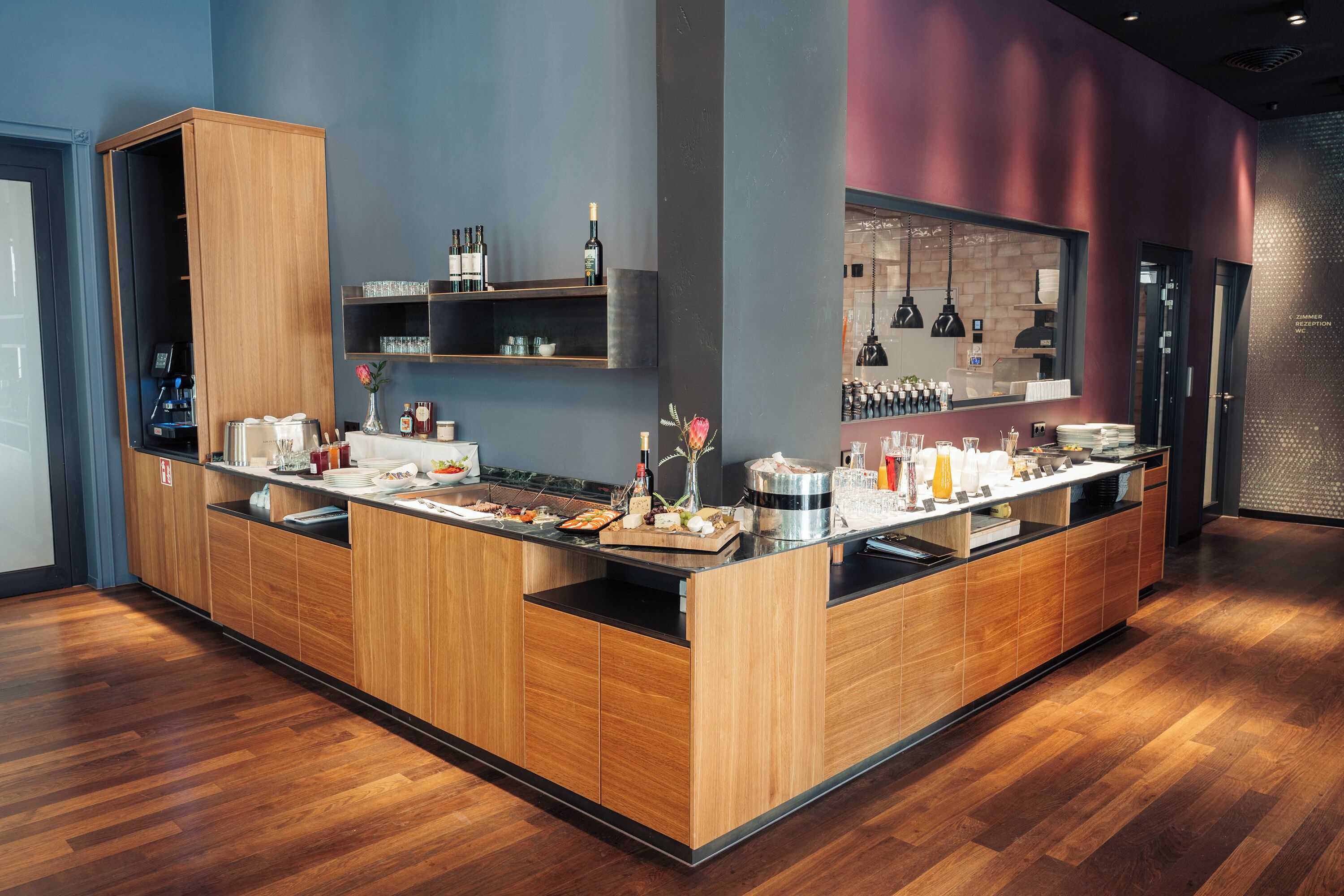 Sarapan prasmanan setiap hari (EUR 22.00 per orang)