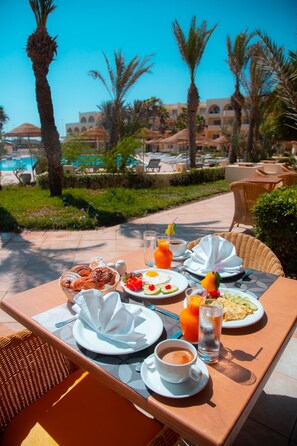 بوفيه فطور مجانًا يوميًا