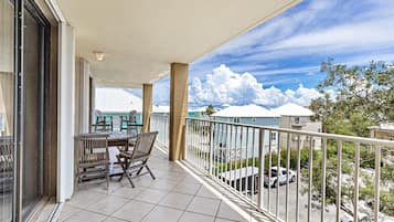 Compass Point 310 | 阳台