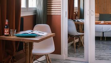 Chambre Classique, non-fumeurs, vue ville | Minibar, coffres-forts dans les chambres, décoration personnalisée