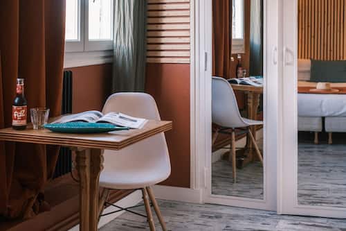 Habitación clásica, para no fumadores, vista a la ciudad | Minibar, caja de seguridad en la habitación y decoración personalizada