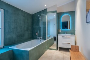 Comfort-Zimmer, Nichtraucher, Blick auf den Innenhof | Badezimmer | Kostenlose Toilettenartikel, Haartrockner, Handtücher, Seife