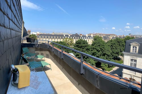 Chambre Panoramique, 1 grand lit, non-fumeurs, vue ville | Minibar, coffres-forts dans les chambres, décoration personnalisée