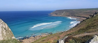 Little Gwenver - character Cornish cottage above stunning beach, dog friendly