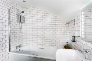 シャワー、ヘアドライヤー、タオル、トイレットペーパー