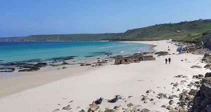 Little Gwenver - character Cornish cottage above stunning beach, dog friendly