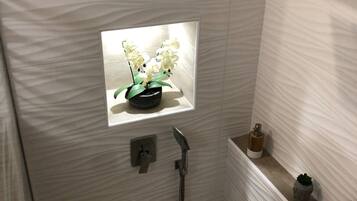 Douche, sèche-cheveux, serviettes fournies, papier toilette