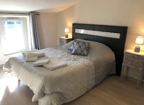 4 makuuhuonetta, silitysrauta/-lauta, vauvan matkasänky, Wi-Fi