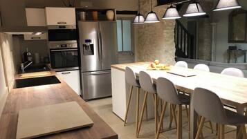 Réfrigérateur, micro-ondes, four, plaque de cuisson