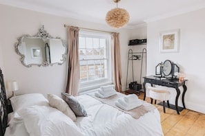 5 habitaciones, tabla de planchar con plancha y cuna de viaje