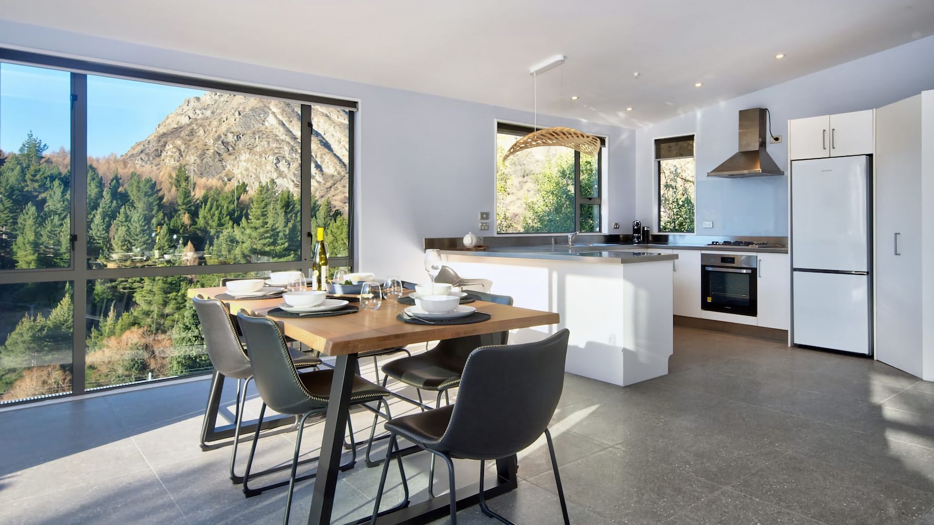 Ovn, kokeplater, oppvaskmaskin og kaffetrakter/tekoker