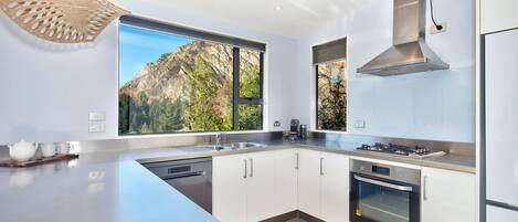 Un four, surface de cuisson, lave-vaisselle, cafetiÚre-théiÚre