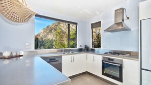 Horno, parrilla de estufa, lavavajillas y cafetera y tetera 