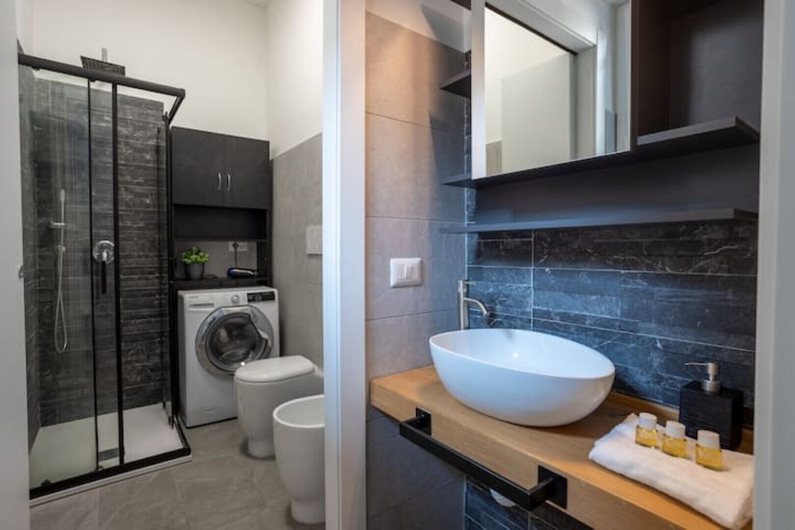 Dusche, Haartrockner, Bidet, Handtücher