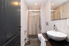 Bộ đồ giường cao cấp, minibar, két bảo mật tại phòng, bàn