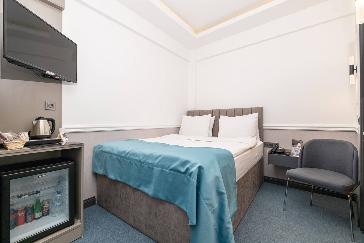 Economy Room | Premium bedding, minibar, in-room safe, desk