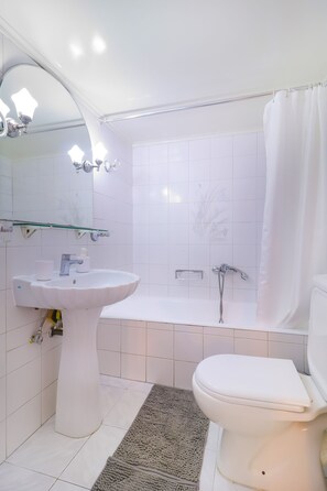 Apartamento | Banheiro | Banheira, secador de cabelo, toalhas de banho, sabonete