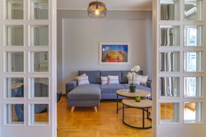 Leilighet | Oppholdsområde | En 32-tommers Flatskjerm-TV med kabel-kanaler samt TV