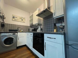 ثلاجة، ميكروويف، فرن، موقد طهي مسطح