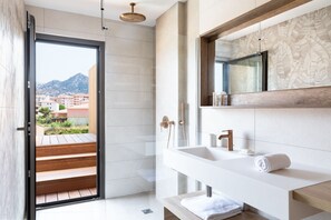 Chambre panoramique (Mistrale) | Salle de bain | Douche, douche cascade, séchoir à cheveux, serviettes fournies