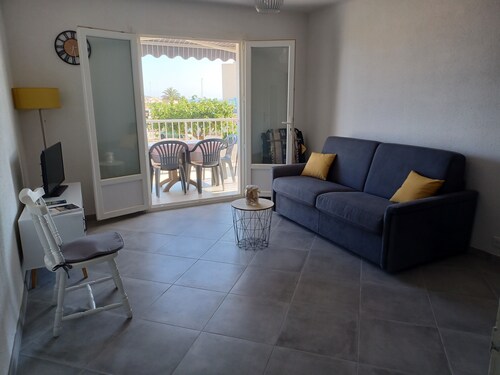 Superb apartment overlooking the harbour in Saint Pierre la Mer
