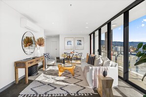 Living area - Wollongong CBD Ocean View Apartment (Wollongong)