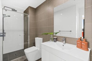 Panoramic-Apartment, 2Â Schlafzimmer, 2 BĂ€der, Meerblick | Badezimmer | Dusche, Haartrockner, HandtĂŒcher, Seife