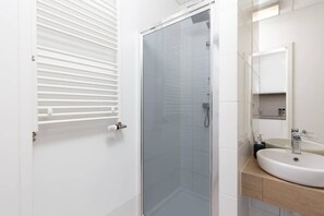 Dusche, Haartrockner, Handtücher, Shampoo