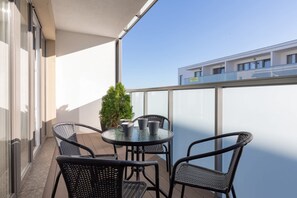Outdoor dining - Stylish Apartment with Balcony | Parking | 500 m to the Beach (Kołobrzeg)