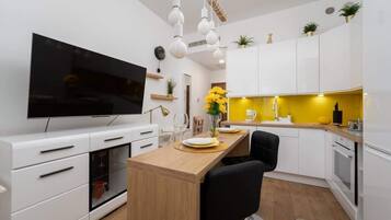 Fridge, oven, stovetop, dishwasher