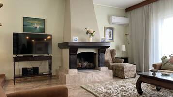 Smart-tv, eldstad, böcker och en stereo