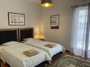 4 dormitorios, caja fuerte, escritorio y tabla de planchar con plancha