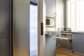 Frigorifero, microonde, forno, piano cottura